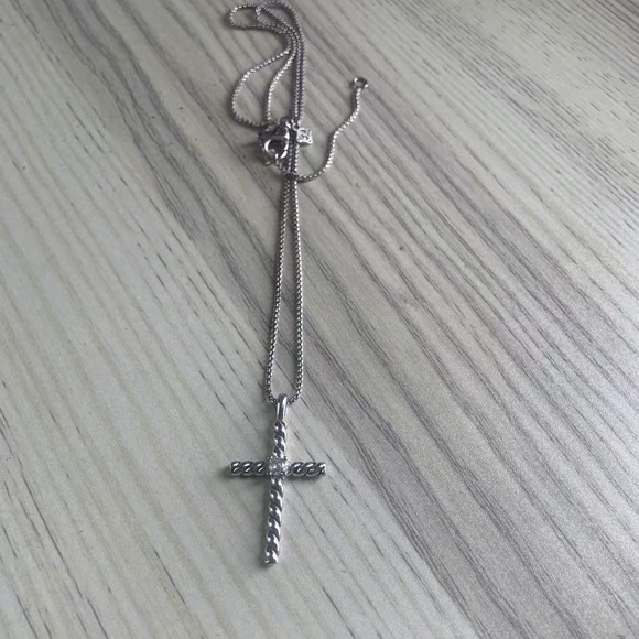David Yurman Classic Cross Pendant, sterling silver with center diamond - Picture 2 of 9